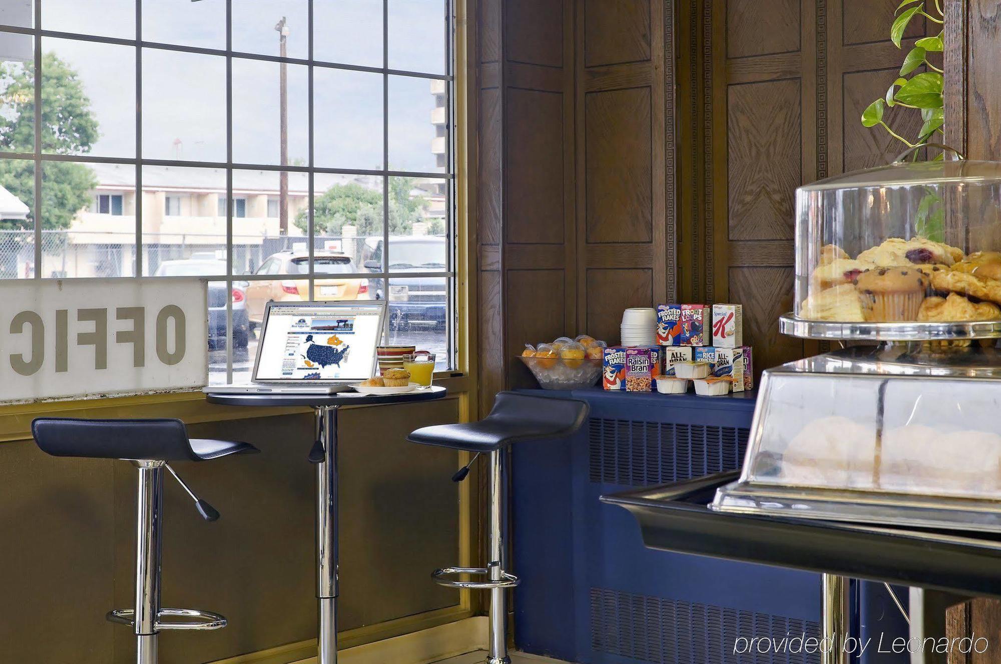 Canadas Best Value Inn YYC Restaurang bild